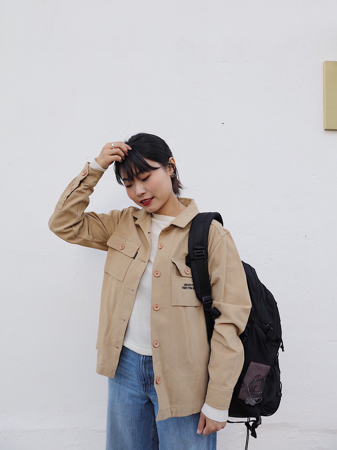 🦋 小提示:雪碧160cm  50kg 微胖 典型梨形身材
🦋我认为卡其色工装外套，总是给人一种少年感，也是秋日里挡住凉风的好伙计～下身为了搭配上身的简单，我选了一条优衣库高腰的阔腿牛仔裤，这样只要把书包背上，辫子绑起来，满满的的学生气息！
🦋Nike白运动板鞋
ps：书包和工装外套都是在韩国的小众品牌～大家喜欢的话不免看看官网～#OOTD#