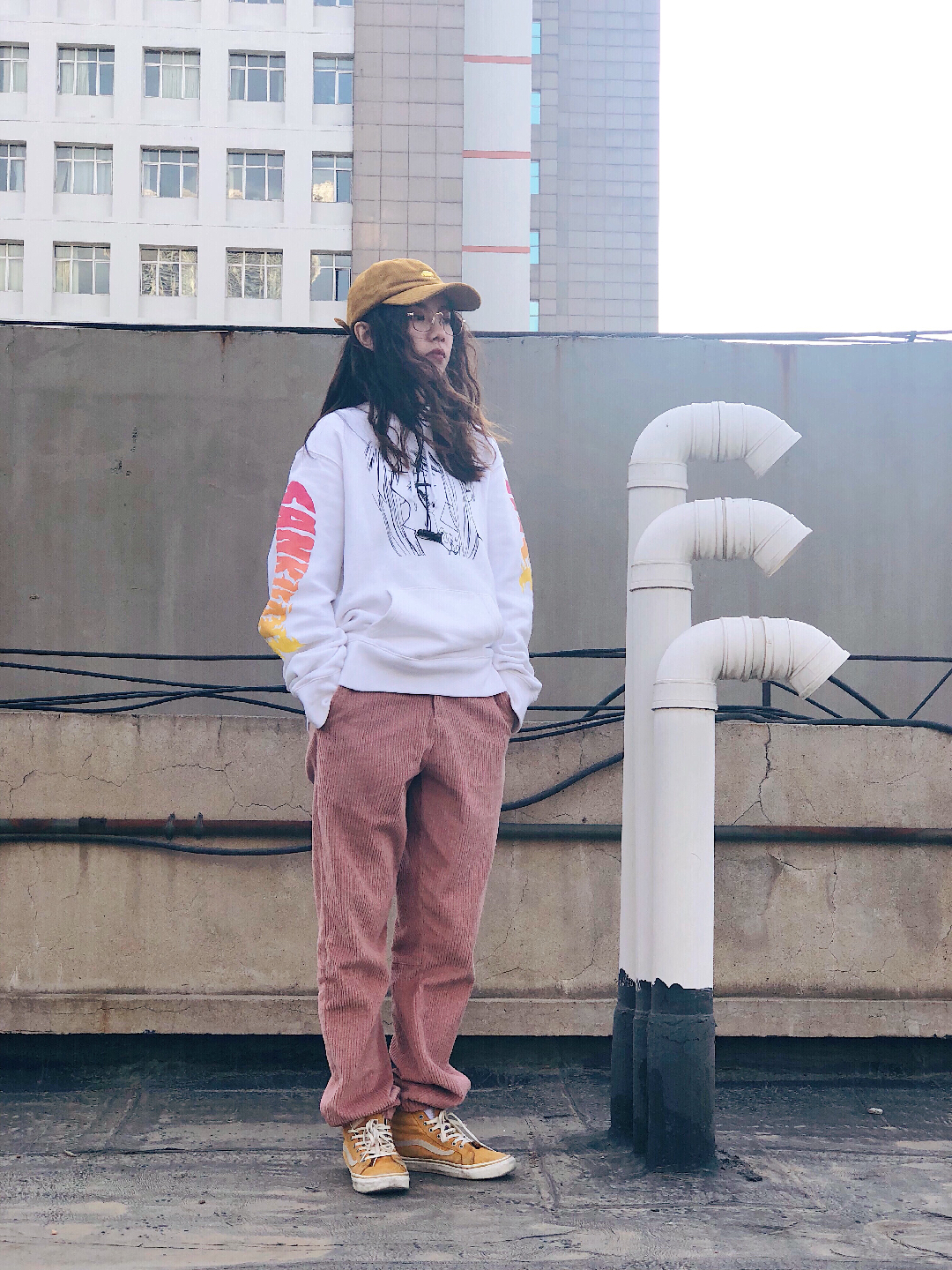 #秀波我的冷空气十级御寒装备#

今天是你的天台女孩👧
街头女孩的标配就是卫衣肥裤+板鞋鸭舌帽哈哈哈，上官喆是我最喜欢的设计师，这件联名白色卫衣一眼相中，比其他普通的白色卫衣颜色更丰富，根据卫衣的图案颜色，我搭配了粉色的烫绒束脚裤和黄色烫绒棒球帽，我最近真的痴迷烫绒这种复古的材质，在冬季又保暖又好看。黄色翻毛皮板鞋与帽子相呼应，材质上都是很冬日的材质，肥大的卫衣和裤子保证里面穿多厚都不会被发现。
