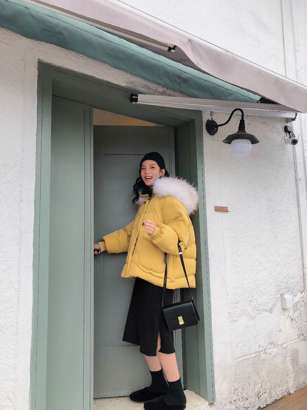 #千金难买”吾欢喜“#
🛌维密超模都怕冷，还是把棉衣穿上抗抗风吧~这个寒风刺骨的季节里💦你也不必在“要温度还是风度”这个世纪性难题中做出抉择🍒漂亮的棉衣穿着暖和还美美的过冬也是SO简单的了~
🍊🍊今年超火的黄色让你在大街上绝对是一抹风景，衣身表面不是那种滑滑的感觉🥝手感温润很温暖！🍀而且大毛领蓬蓬的，毛尖带了一点渐变的色泽，小细节也很用心~
🦄懒得<strong>搭配</strong>的话一件高领的毛衣裙就解决啦~🐥配毛毛鞋、<strong>短靴</strong>都行，简单又超好看啦~
#我看上的是这个大毛领##凹造型我是不可能输的！##会穿才是检验男神的唯一标准##养生少女的保温杯style#