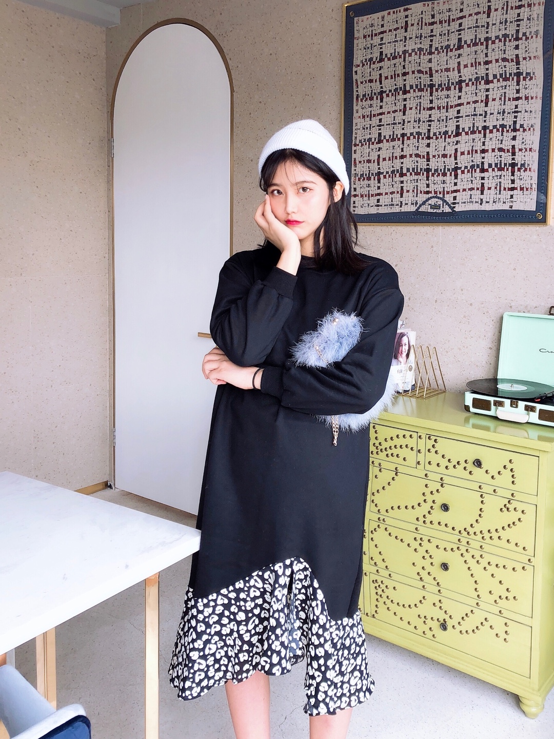 #开学穿搭，作业借你抄下#
#开春第一件裙子我准备好了#
甜美可爱版的<strong>春季</strong><strong>搭配</strong>来一发
简单干净的黑色的拼接碎花裙的长卫衣
一套就可以简单出门啦
很舒服也很干净哦！
<strong>搭配</strong>蓝色的毛绒包包和白色的针织裙
看起来特别好看啦～
一套甜美<strong>搭配</strong>很适合约会也很适合开学穿啦！
乖乖女的感觉哦！