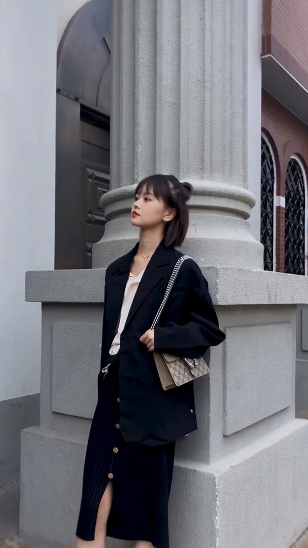 #蘑菇街环游旅拍季#
#美上热搜！西装x裙纸太可了！#
黑色西装真的是秋天的百搭单品呀
西装和裙子的<strong>搭配</strong>又飒又美
趁现在还没入深秋 能露腿就多露腿吧～针织<strong>长裙</strong>穿起来！